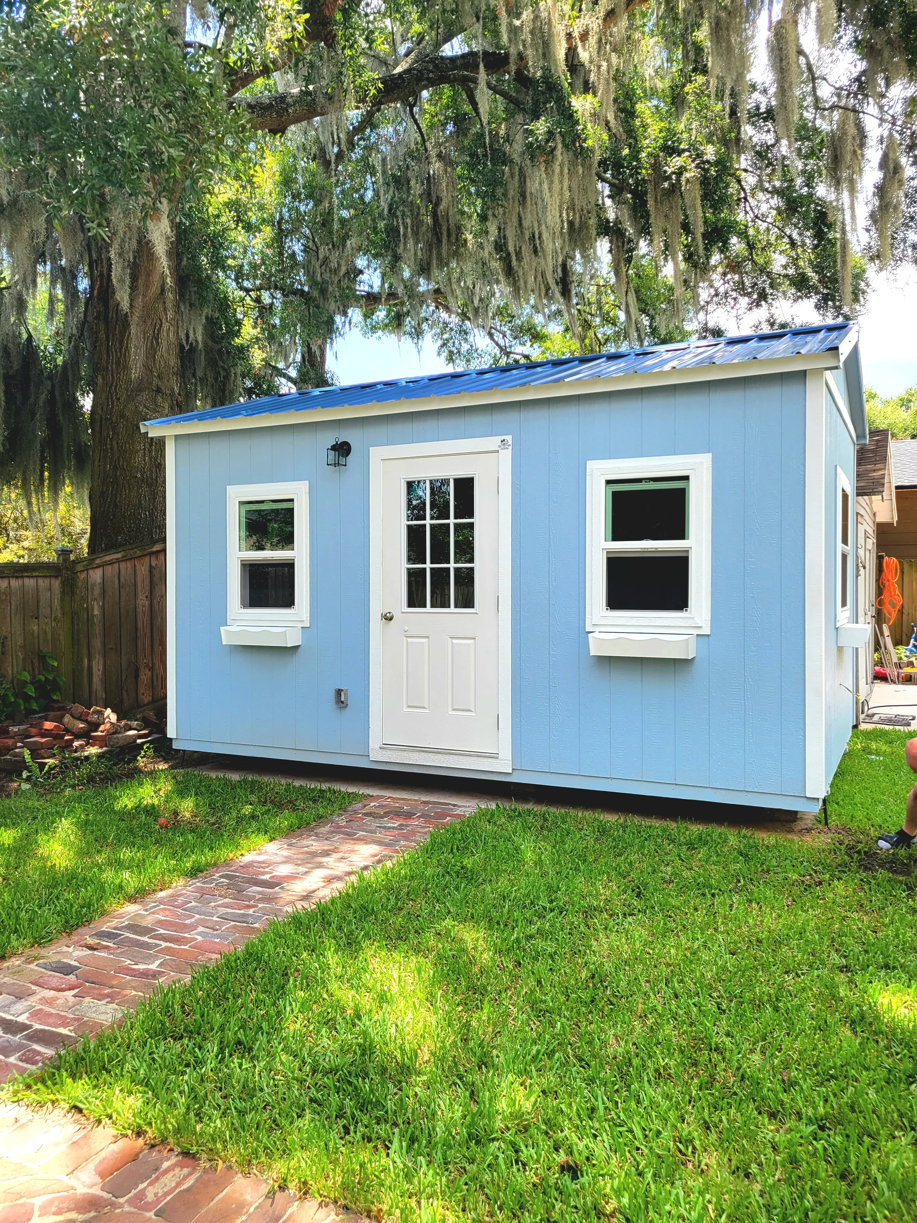 Cabin shed at the end of the path with flowerboxes